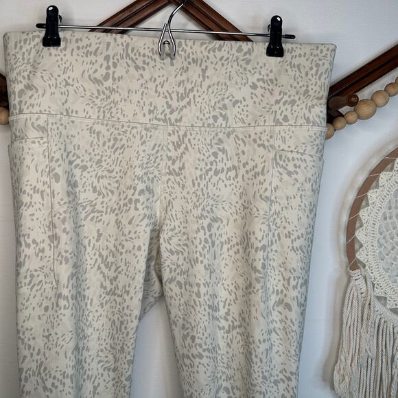 Athleta Salutation Stash Pocket II Print Capris - Picture 2 of 5